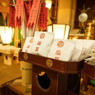 神社の拝殿に供えられた福豆の袋