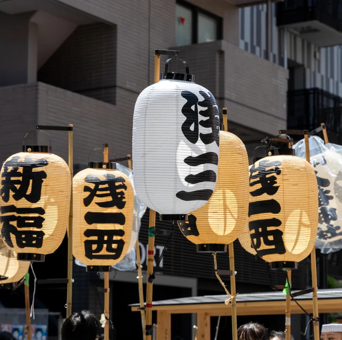 祭り会場に並ぶ和紙の提灯。