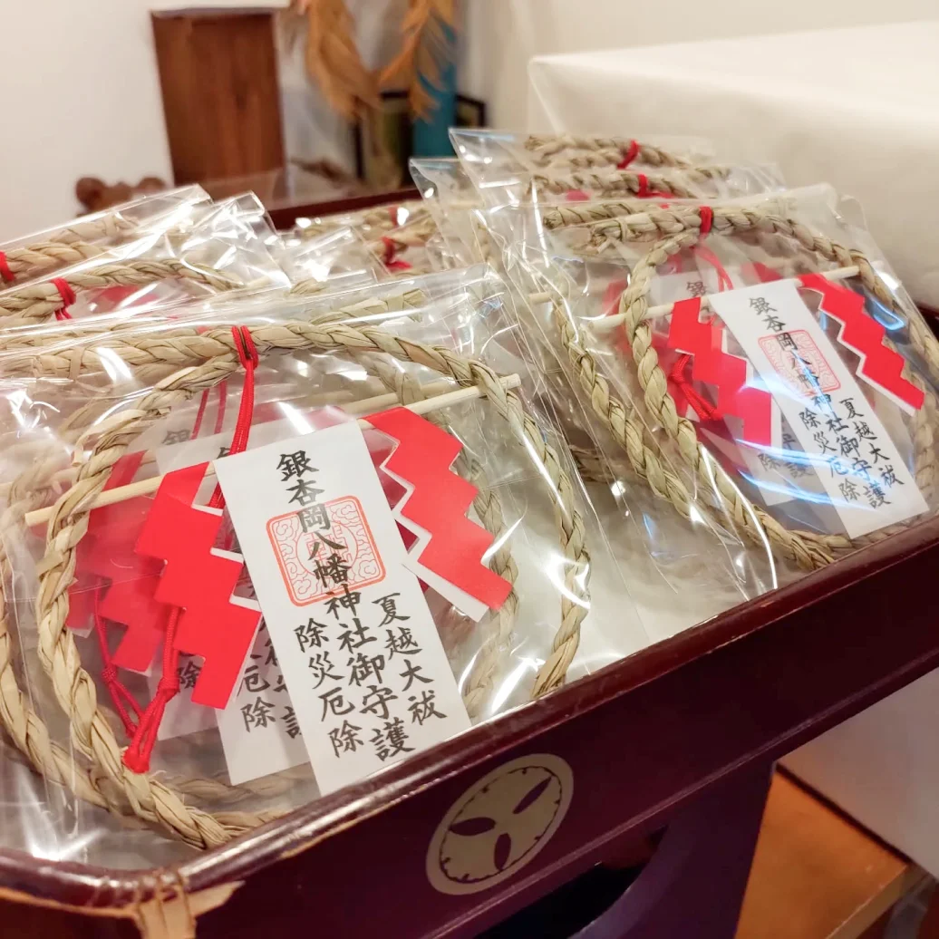 紙垂付きのしめ縄型お守りが透明袋に入れて並べられている様子