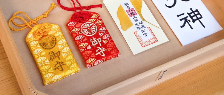 神社の拝殿に供えられた福豆の袋