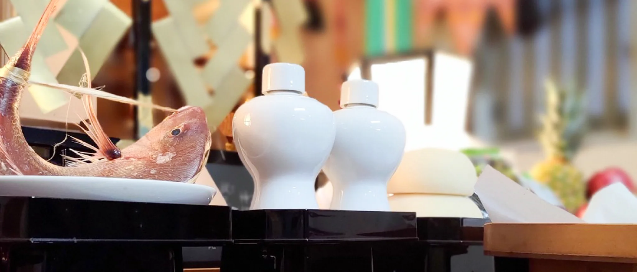 神社の祭壇に供えられた鯛や酒、神饌の様子